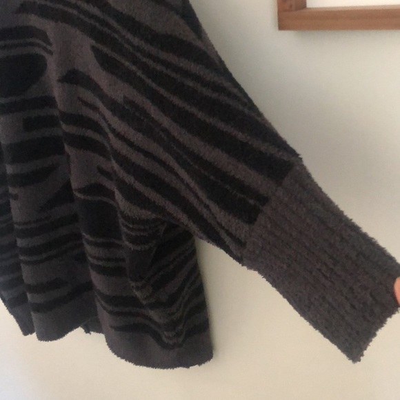 Barefoot Dreams Cozy Chic Geometric Print Plush Cardigan Carbon Black/Green - Picture 3 of 7